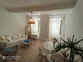 Гостиница Joli appartement niçois en bord de mer  Ницца